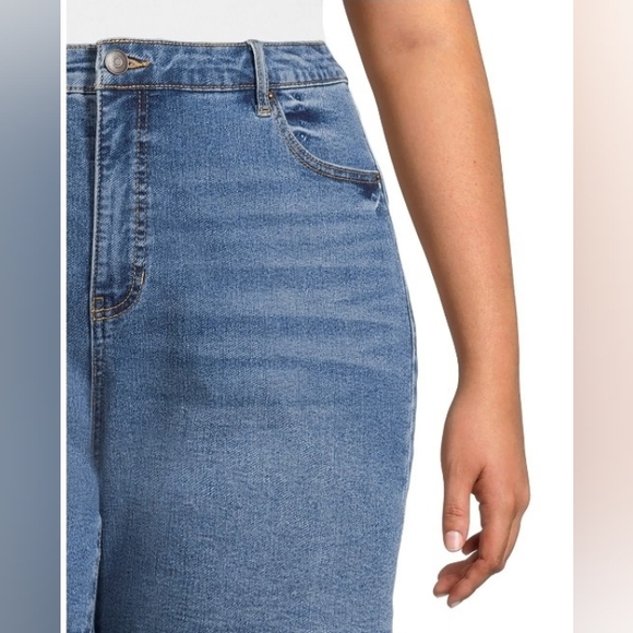 Women's Plus Size Bermuda Denim Short, 7" Inseam - Picture 3 of 3